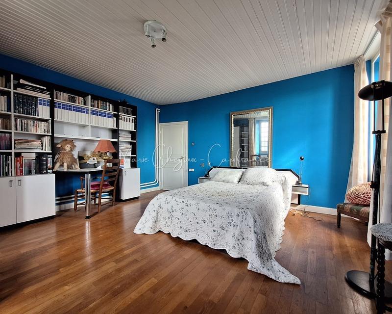 Maison - 222 m² - 8 pièces