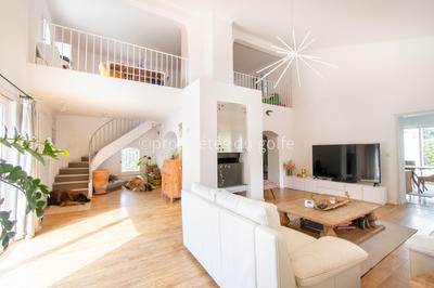 Maison - 250 m² - 8 pièces