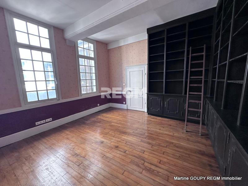 Maison - 341 m² - 9 pièces