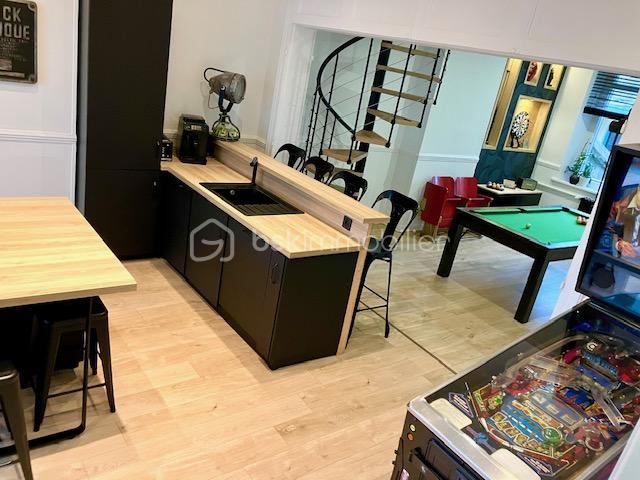 Maison - 228 m² - 9 pièces