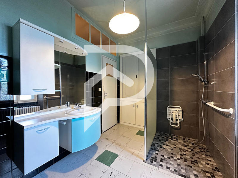 Maison - 285 m² - 13 pièces