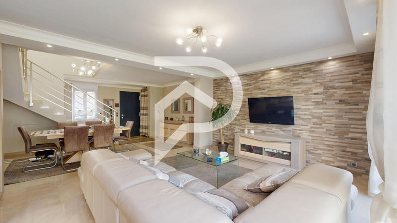 Maison - 235 m² - 8 pièces