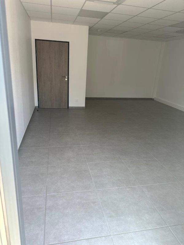 Local d'activité / Entrepôt - 325 m² - 3 pièces
