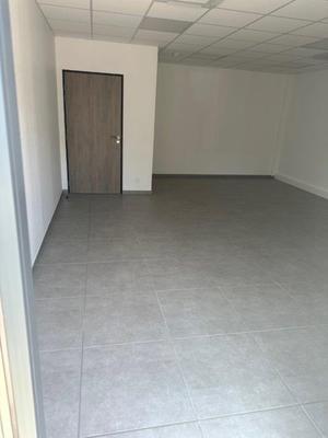 Local d'activité / Entrepôt - 325 m² - 3 pièces