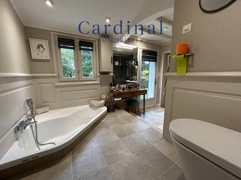 Maison - 220 m² - 13 pièces