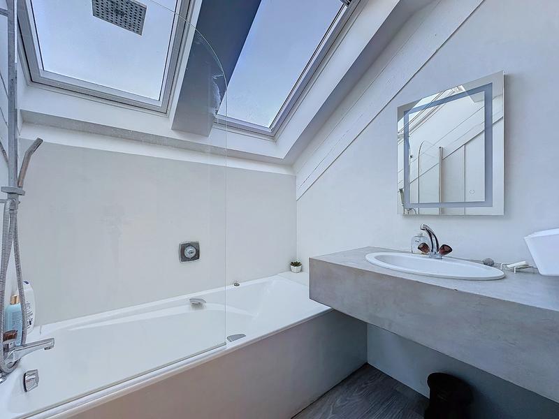 Maison - 220 m² - 9 pièces