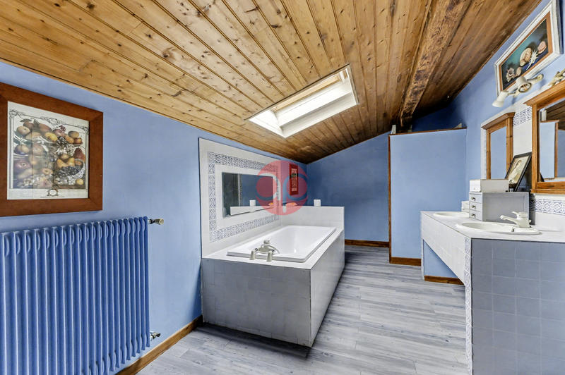 Propriété - 218 m² - 6 pièces