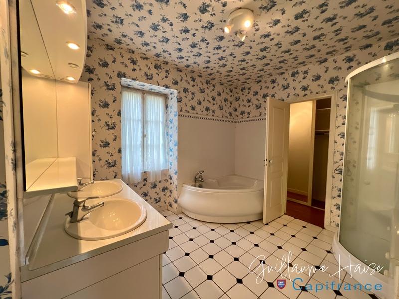 Propriété - 248 m² - 6 pièces