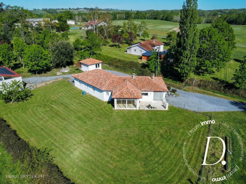 Maison - 220 m² - 7 pièces