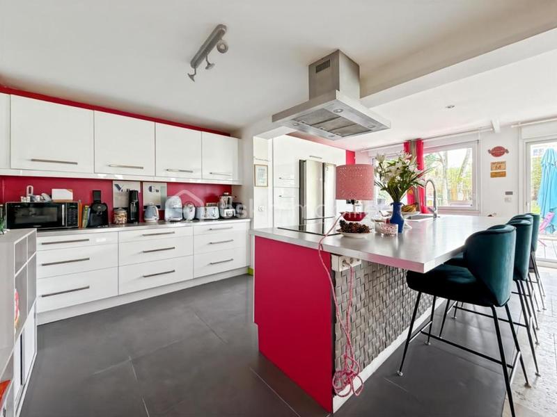 Maison traditionnelle - 220 m² - 8 pièces