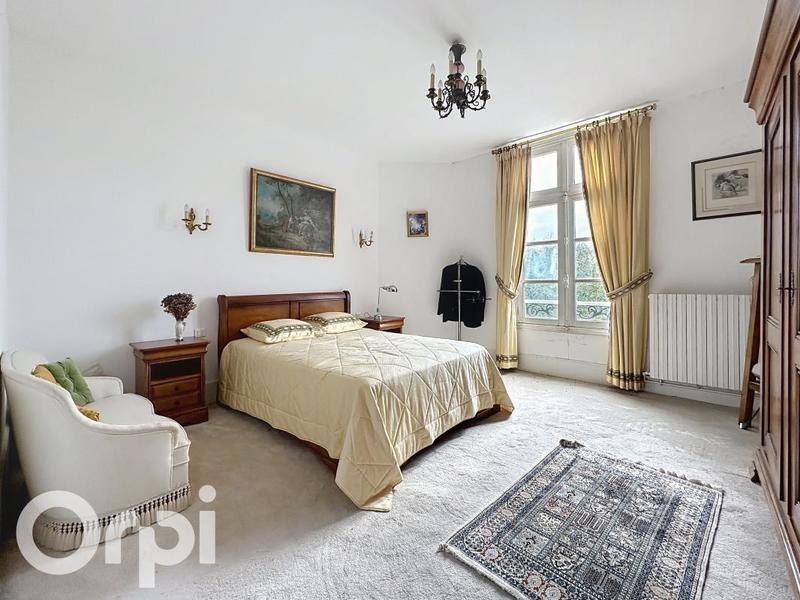 Maison - 246 m² - 7 pièces