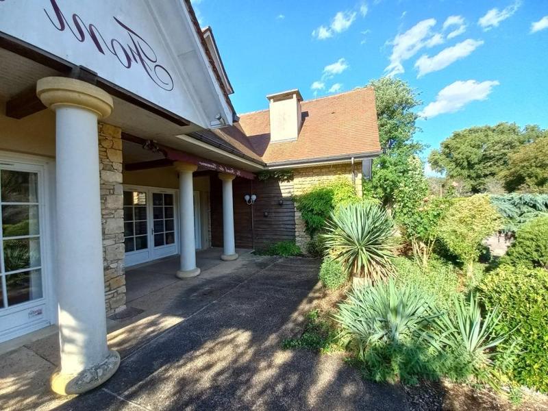 Maison - 300 m² - 11 pièces