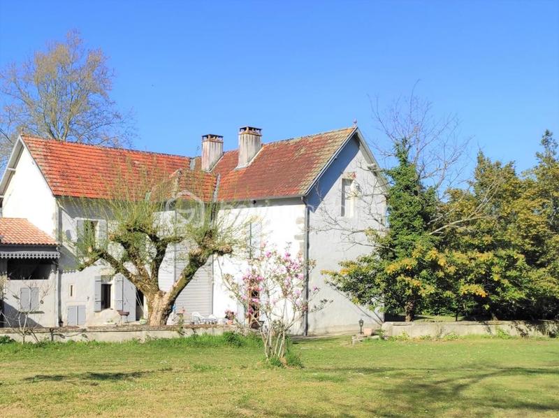 Demeure - 366 m² - 9 pièces