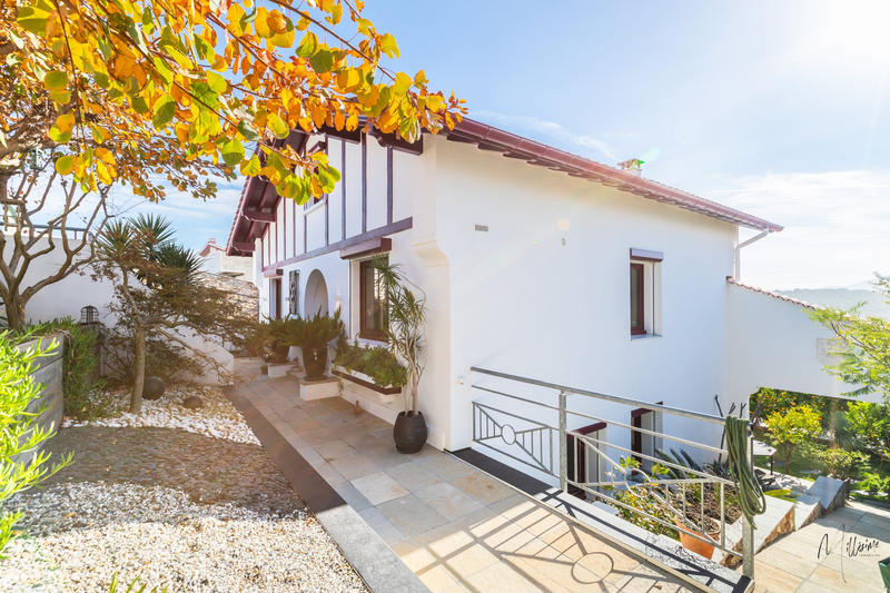 Maison - 207 m² - 8 pièces