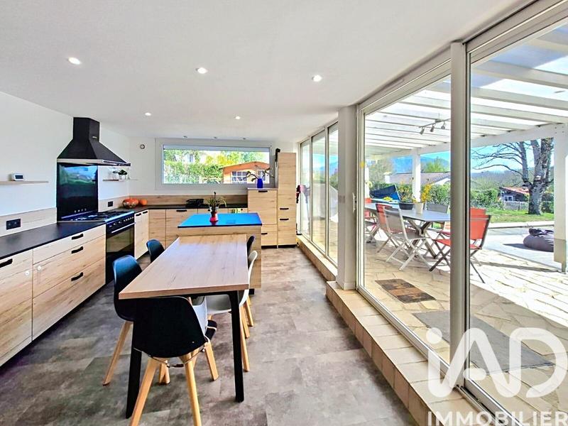 Maison - 240 m² - 7 pièces