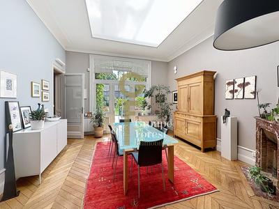 Maison - 250 m² - 8 pièces