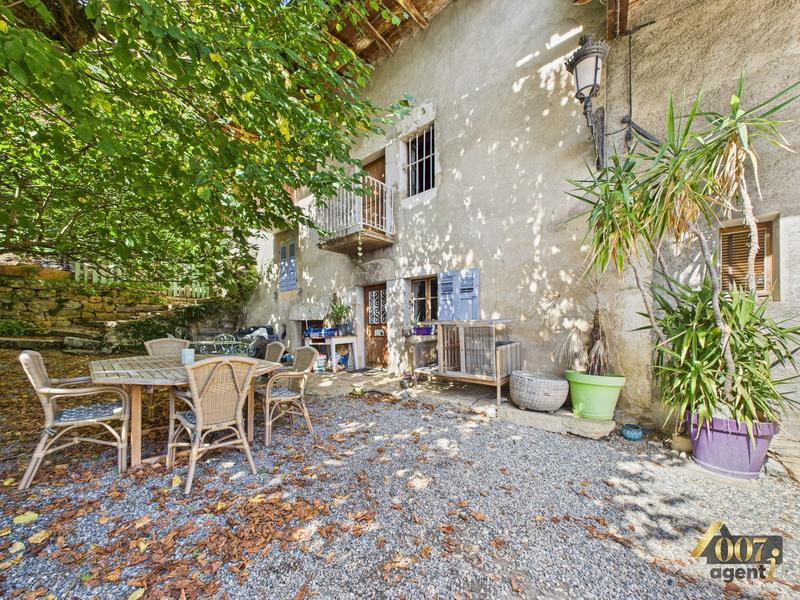 Maison - 225 m² - 8 pièces