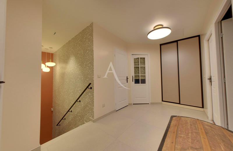 Maison - 190 m² - 8 pièces