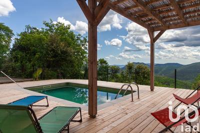 Maison - 240 m² - 8 pièces