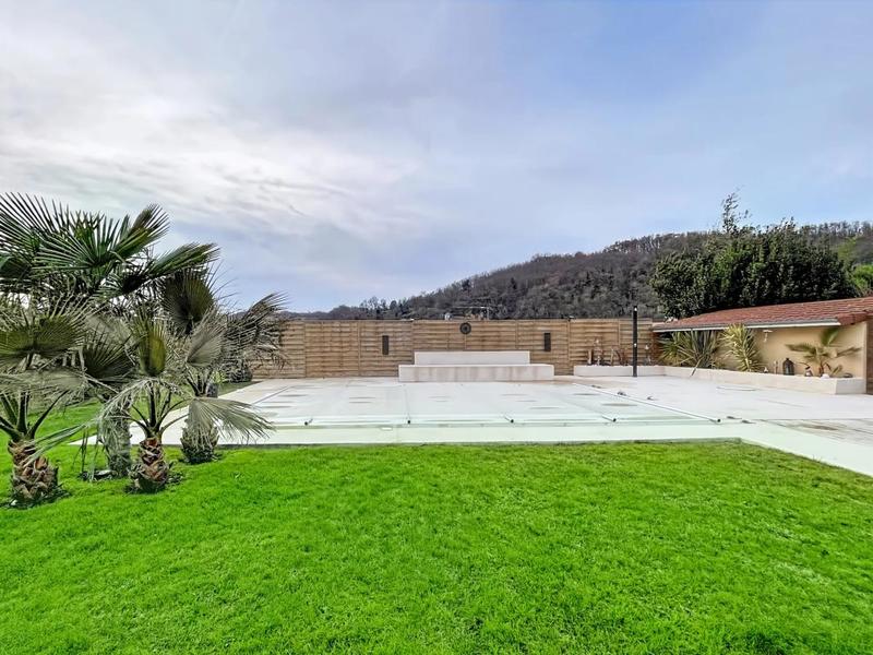 Maison - 330 m² - 9 pièces