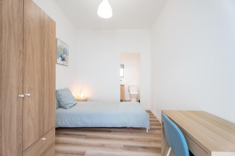 Appartement - 10 m² - 8 pièces