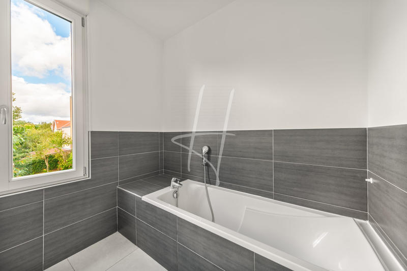 Maison - 220 m² - 9 pièces