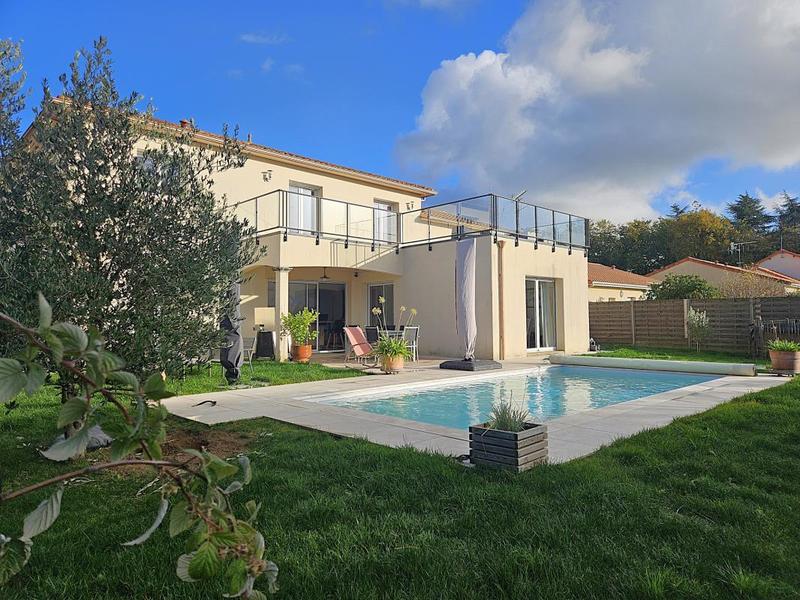 Maison - 215 m² - 8 pièces