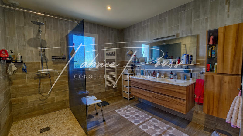 Propriété - 195 m² - 6 pièces