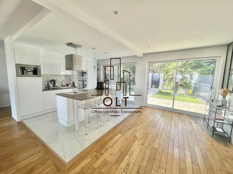 Maison - 300 m² - 8 pièces