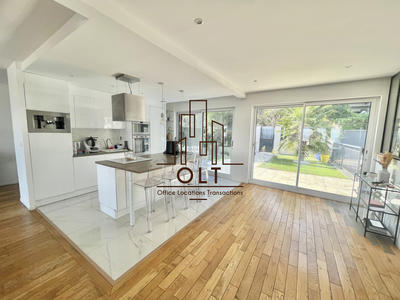 Maison - 300 m² - 8 pièces