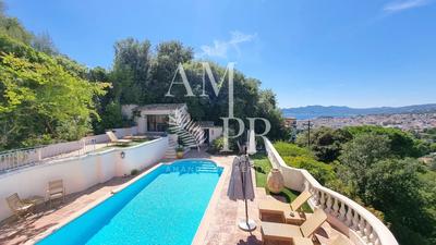 Villa - 250 m² - 10 pièces