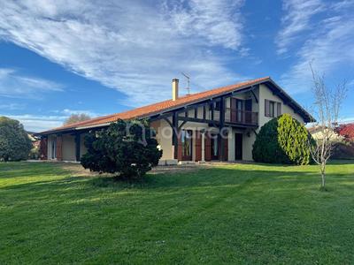 Maison - 210 m² - 8 pièces