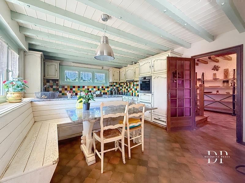 Maison - 237 m² - 8 pièces