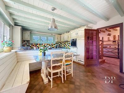 Maison - 237 m² - 8 pièces