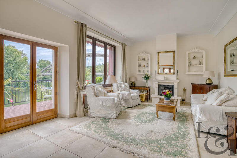 Maison - 275 m² - 8 pièces