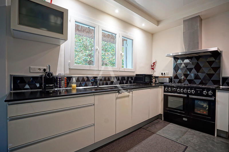 Maison - 250 m² - 8 pièces