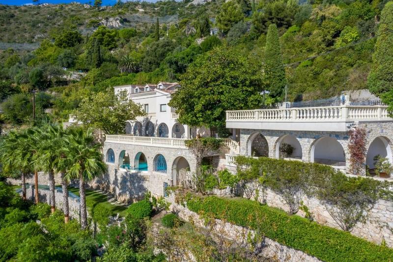 Villa - 301 m² - 8 pièces