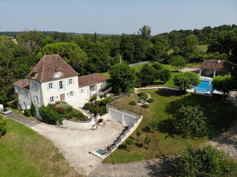 Maison - 295 m² - 10 pièces