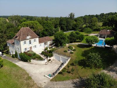 Maison - 295 m² - 10 pièces