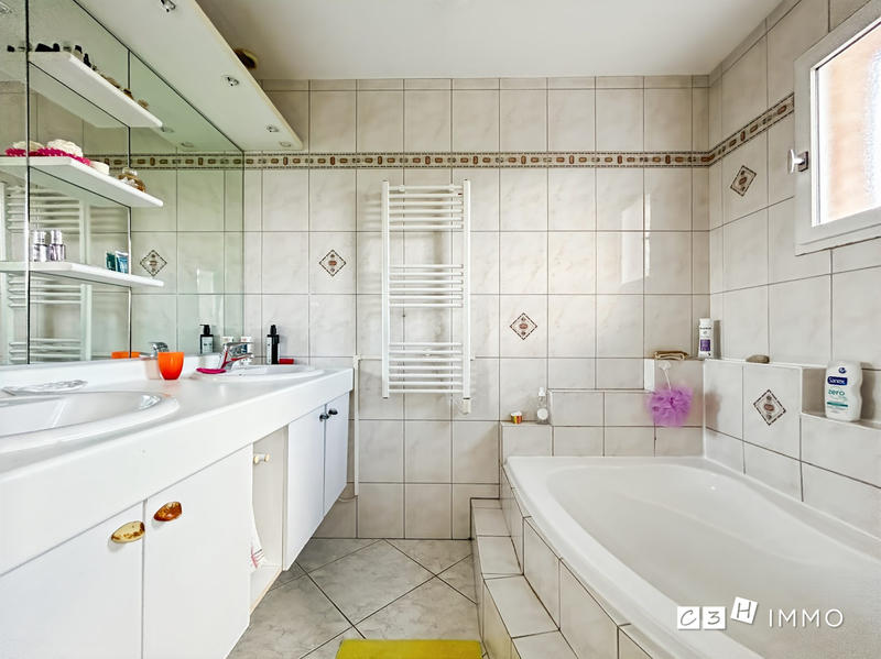 Maison traditionnelle - 92 m² - 4 pièces