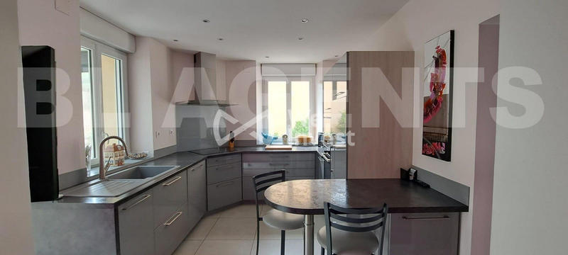 Maison - 234 m² - 8 pièces