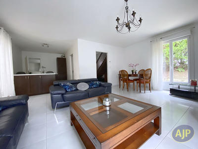 Maison - 93 m² - 5 pièces