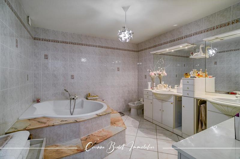 Villa - 320 m² - 8 pièces