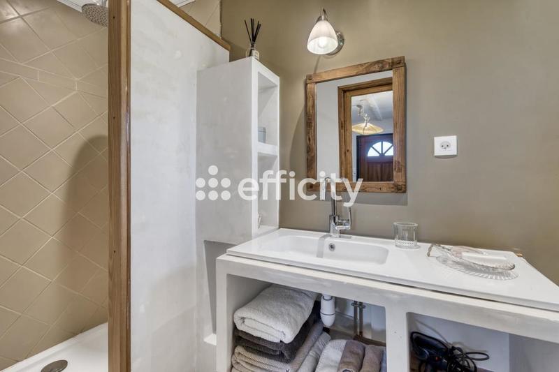 Maison - 228 m² - 9 pièces