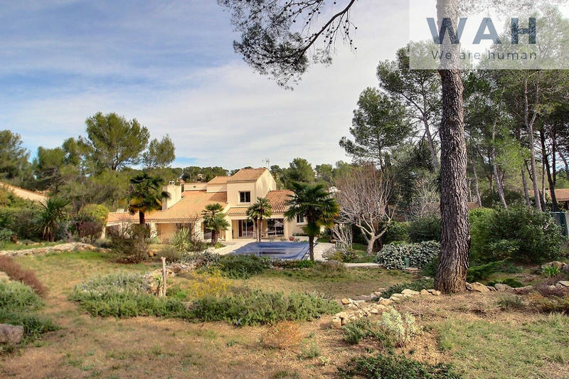 Maison - 220 m² - 8 pièces