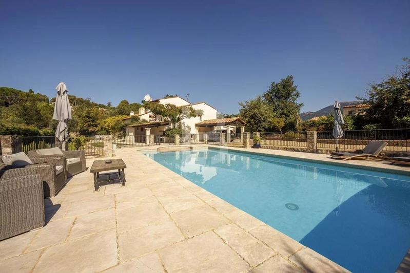 Villa - 196 m² - 6 pièces