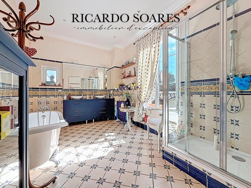 Demeure - 278 m² - 11 pièces