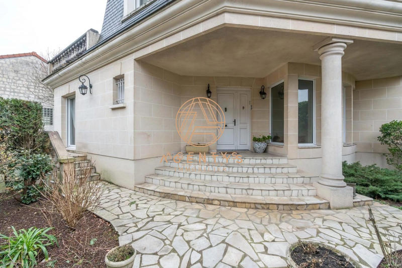 Maison - 205 m² - 8 pièces