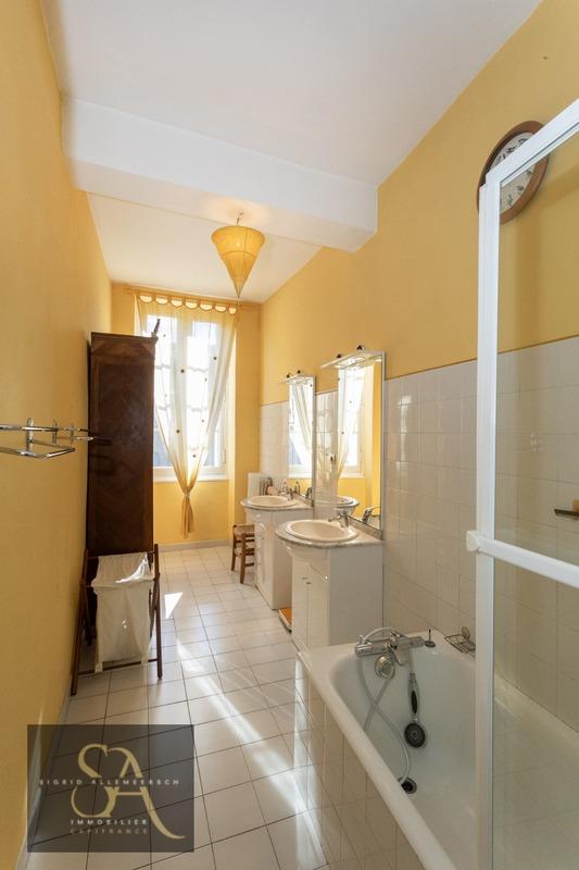 Maison - 460 m² - 13 pièces