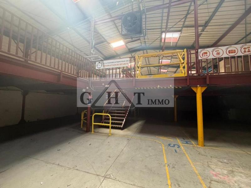 Entrepôt - 1 300 m²